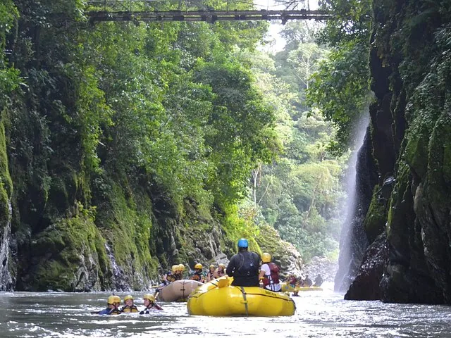 Rafter treiben den Río Pacuare durch eine enge, üppige Schlucht hinunter.