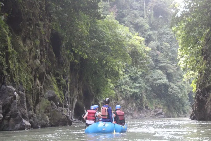 Eine Gruppe, die auf einem ruhigen Flussabschnitt dahintreibt.