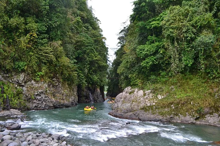 Vue panoramique d'un raft dans une section calme du canyon de la rivière Pacuare.