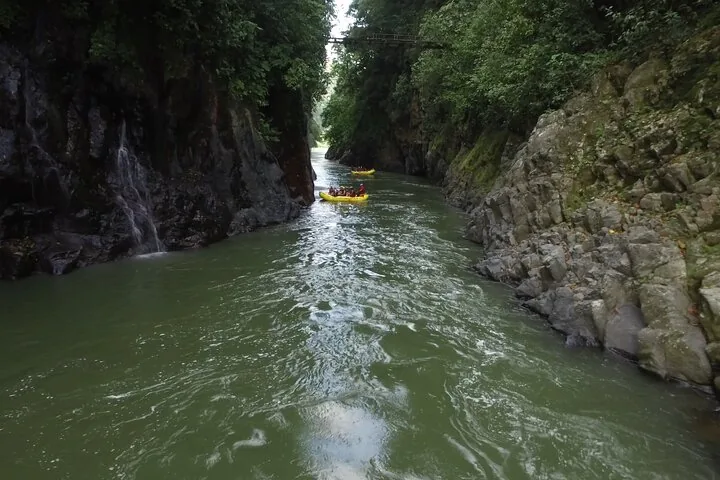 Bateaux de rafting naviguant sur une portion calme des gorges de la rivière Pacuare.
