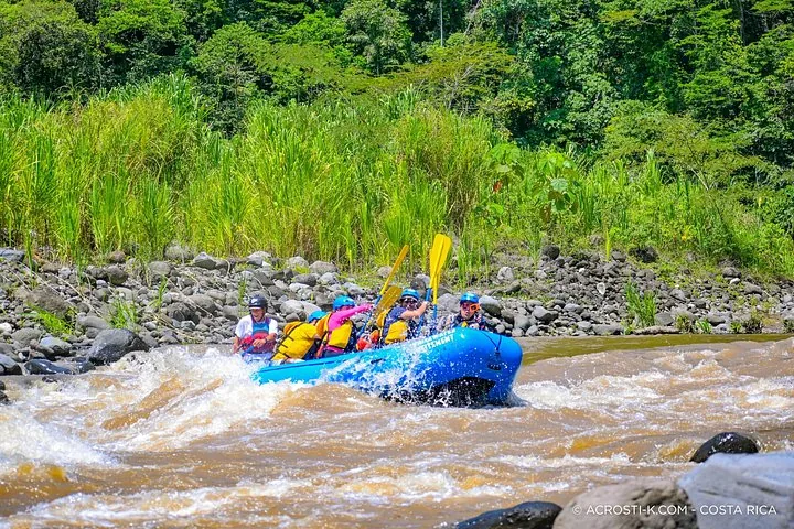 Un raft naviguant dans les rapides de la rivière Pacuare.